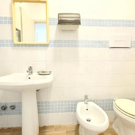 N306 - Numana, Comodo Trilocale Con Corte Apartamento